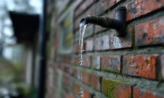 屋外管道漏水属于物业负责维修范围吗？