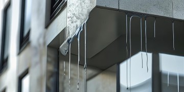 楼房漏雨可以找物业吗？